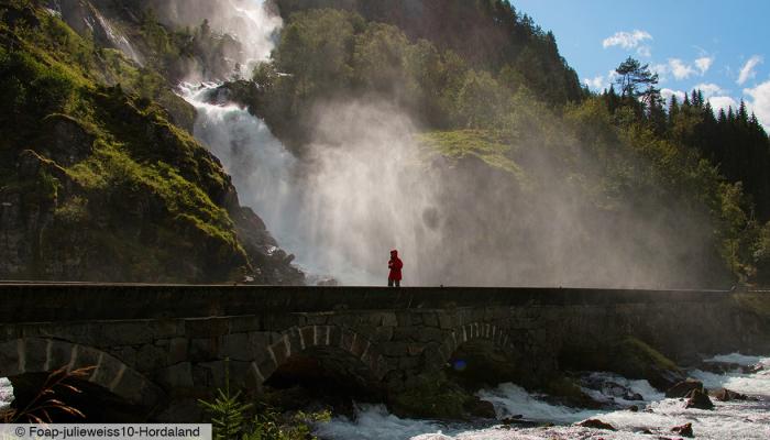 Waterfall bridge Odda (c) Foap-julieweiss10-Hordaland